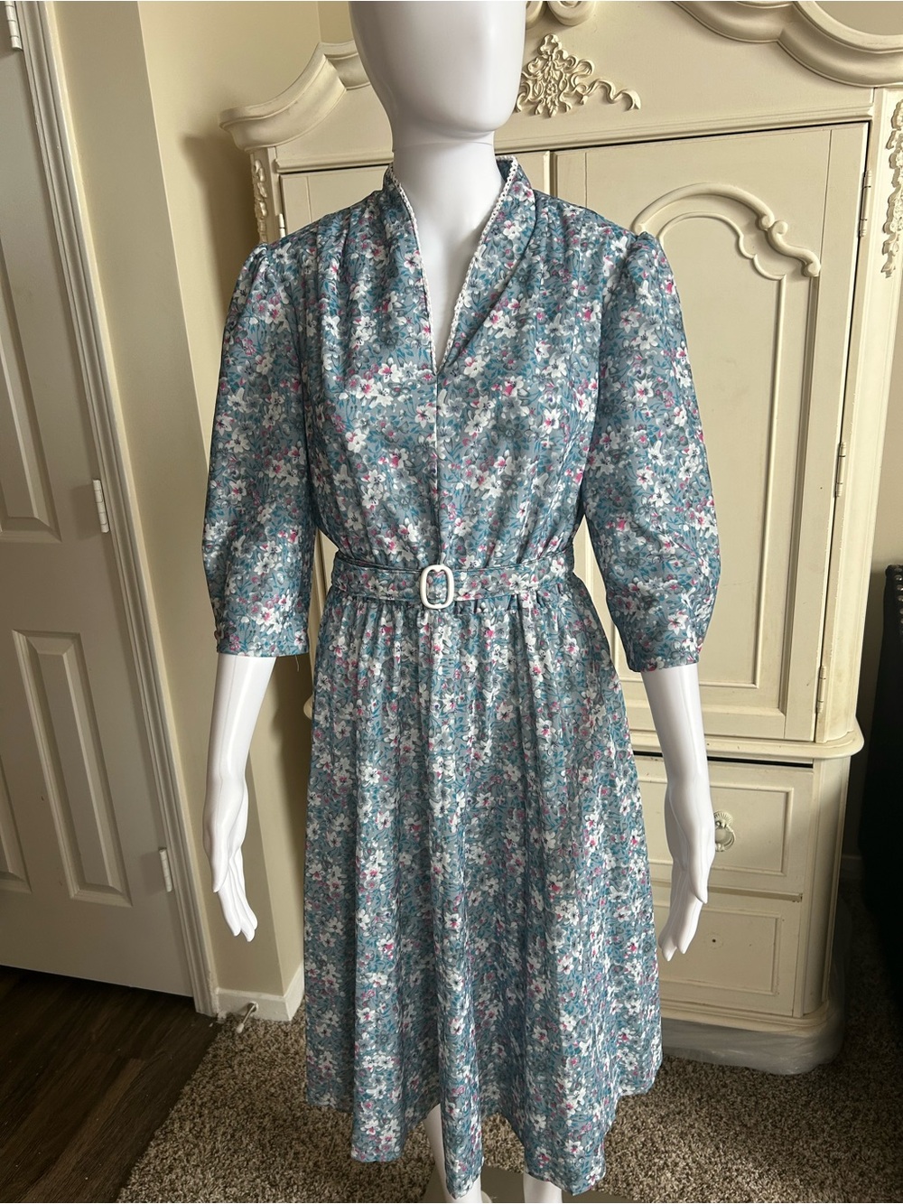 Floral V-Neck Midi Dress in Light Blue Vtg